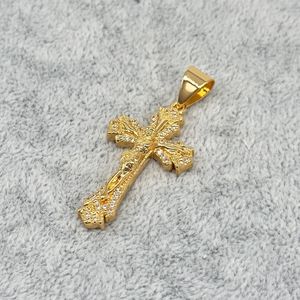 Pendentif plaqué or crucifix finement texturé avec strass