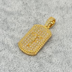 Pendentif en rectangulaire plaquée or avec crucifix en relief