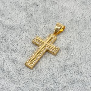 Pendentif plaqué or croix avec centre lisse et bords pavés de pierres