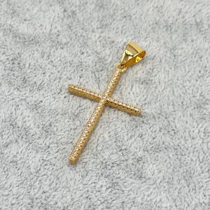 Pendentif plaqué or croix fine et allongée illuminée de strass brillants