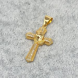 Pendentif plaqué or croix sertie de strass avec mains en prière