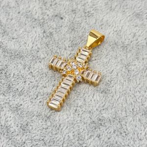 Pendentif plaqué or croix ornée de pierres taillées et strass ronds