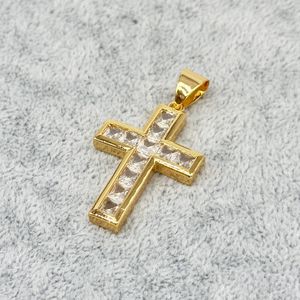 Pendentif plaqué or en croix incrustée de pierres lumineuses