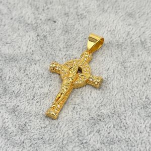 Pendentif plaqué or crucifix pavée de petites pierres brillantes