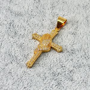 Pendentif plaqué or en croix luxueusement pavée de strass