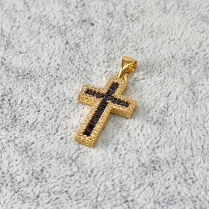 Pendentif plaqué or croix en pierres noires et contour scintillant