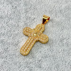 Pendentif plaqué or en croix recouverte de strass splendides