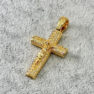 Pendentif plaqué or crucifix avec des pierres brillantes au fini éclatant