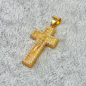 Pendentif plaqué or crucifix intégralement pavé de strass