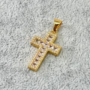 Pendentif plaqué or croix en pierres centrales carrées et pavage de bords