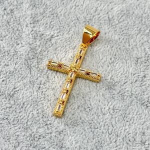 Pendentif plaqué or croix en pierres baguettes et bordure texturée