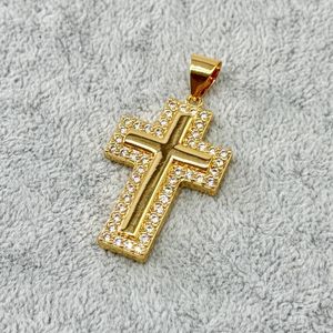 Pendentif plaqué or croix à centre poli et bordure pavée de pierres