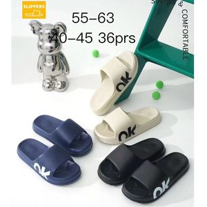 Mules pour homme coloris uni avec l'inscription OK