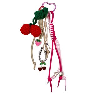 Porte-clés décoratif d'une cerise en textile crochetée de rouge vif