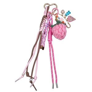 Porte-clés fantaisie fraise tricotée rose avec breloques et perles