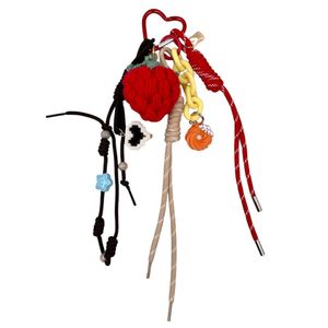 Porte-clés fantaisie fraise tricotée rouge avec breloques et perles