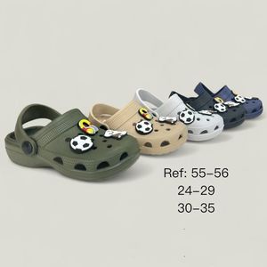 Sandales sabots pour enfants décorées avec un design sportif