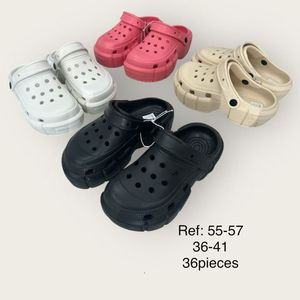 Sabots classiques femmes à perforations avec une sangle pivotante