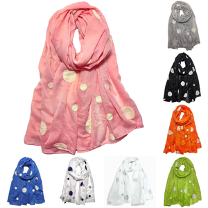 Écharpe en gros pois coloré sur un fond coloré