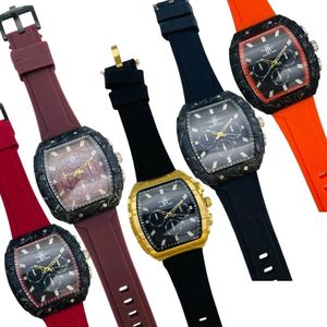 Montre bracelet  à boitier forme tonneau sur bracelet en silicone