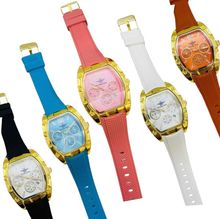 Montre bracelet à boîtier doré sur bracelet en silicone texturé