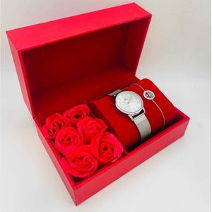 Coffret rouge avec roses d'une montre arrondie argentée et bracelet en acier