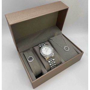 Coffret taupe : montre arrondie sertis de strass argentée + bijoux en acier
