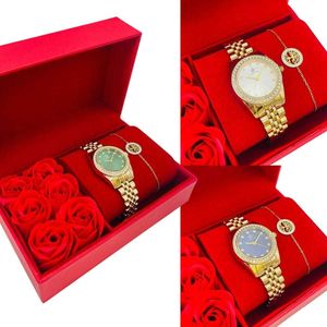Coffret rouge : montre arrondie sertis de strass  doré + bracelet en acier
