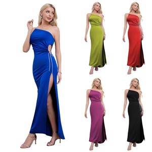 Robe de soirée longue fendue à une épaule et taille affinée avec liens en strass