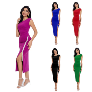 Robe moulante avec strass qui descent le long de la fente pour grande taille