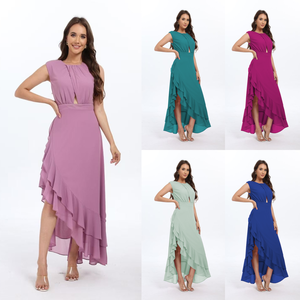 Robe longue à silhouette fluide et jupe asymétrique à volants