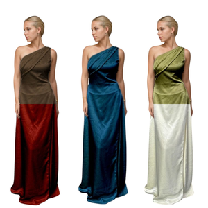 Robe longue satinnée de coupe asymétrique à une épaule et dos ouvert