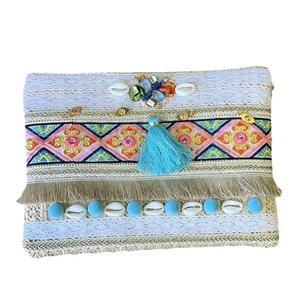 Pochette bohème chic à pompon et coquillages