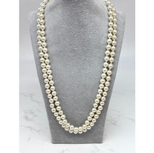 Collier sautoir à l'élégance intemporelle en perles nacrées