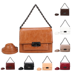 Sac pochette à rabat structuré avec chaînette et fermoir métallique