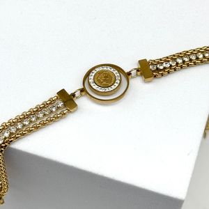 Bracelet doré à triple chaîne avec un médaillon figuré impériale "ELIZABETH II AUSTRALIA 1998"