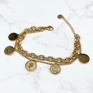 Bracelet doré à double rang avec breloques : "Elizabeth II Australia 1988", "Dos Pesos 1988"