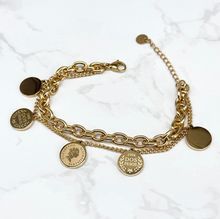 Bracelet doré à double rang avec breloques : "Elizabeth II Australia 1988", "Dos Pesos 1988"