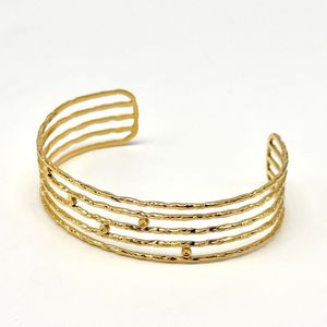 Bracelet jonc manchette ouvert à bandes ondulées avec points discrets