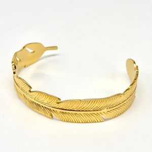 Bracelet jonc manchette doré ouvert à motif plume réaliste et stylisé