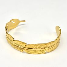 Bracelet jonc manchette doré ouvert à motif plume réaliste et stylisé