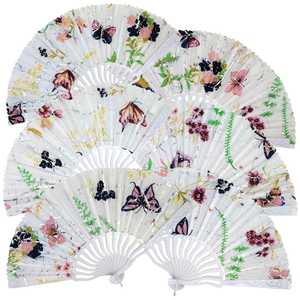 Éventail scintillante à motif papillons colorés et des fleuries sur fond blanc texturé