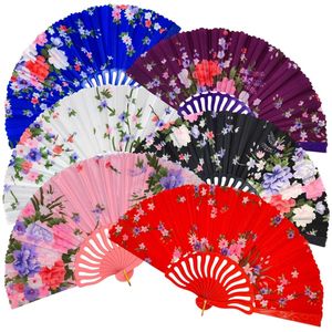 Éventail pliant avec une variété de motifs floraux sur un fond uni