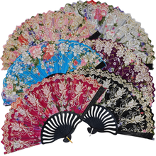 Éventail décoré de motifs fleurs et ornementales avec paillettes