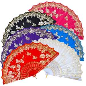 Éventail orné d'un motif élégant de papillons et de volutes dorées