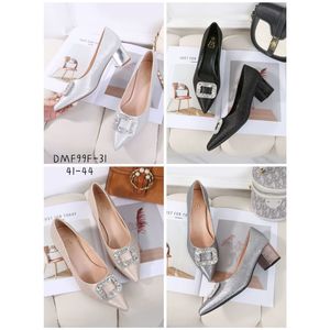 Escarpins à paillettes ornés d'une boucle et d'un talon carré  grande taille 41 - 44