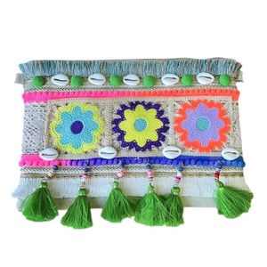 Sac pochette bohème avec broderies de fleurs et pompons