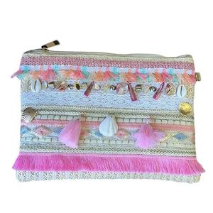 Sac pochette avec broderies pastel, coquillages et franges