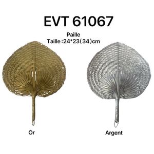 Éventail en paille tressée dans une forme feuille de palmier