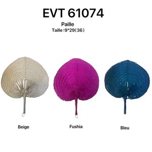 Éventail artisanal en paille tressée style feuille de palmier